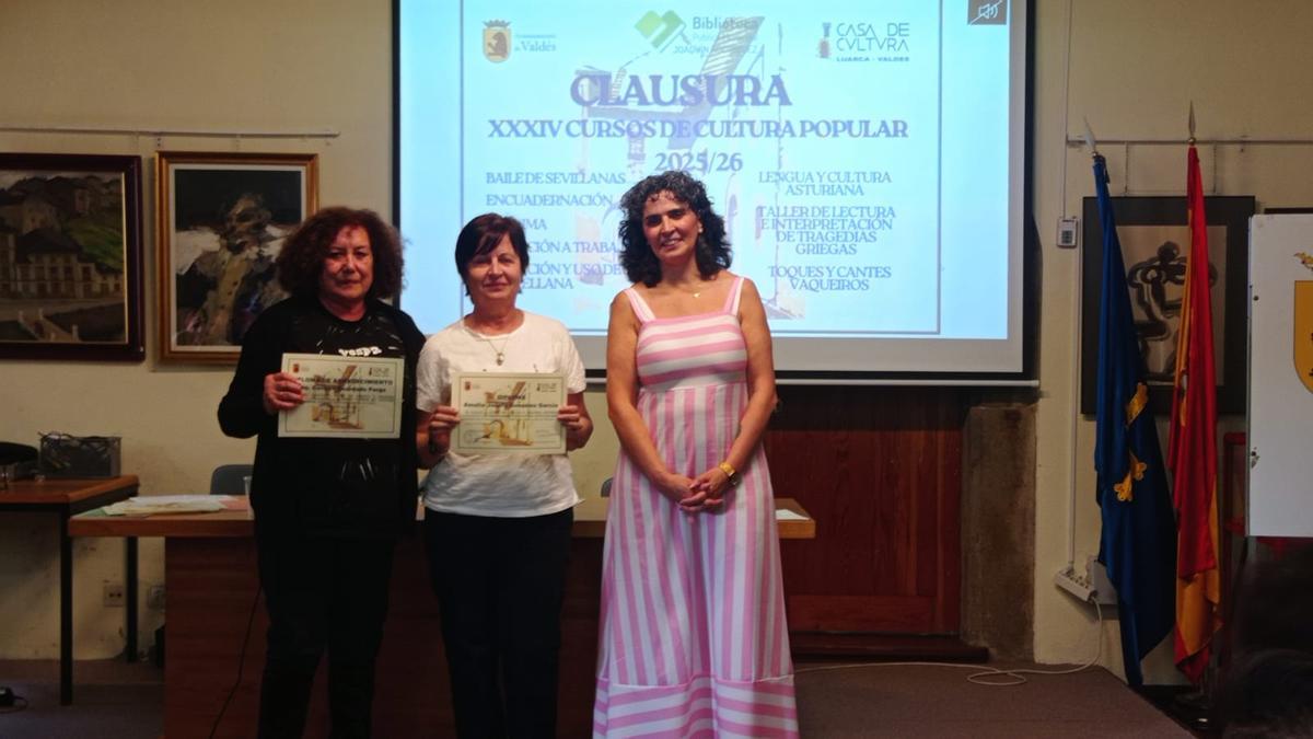 En imágenes: la entrega de diplomas de los XXXIV Cursos de Cultura Popular de Luarca