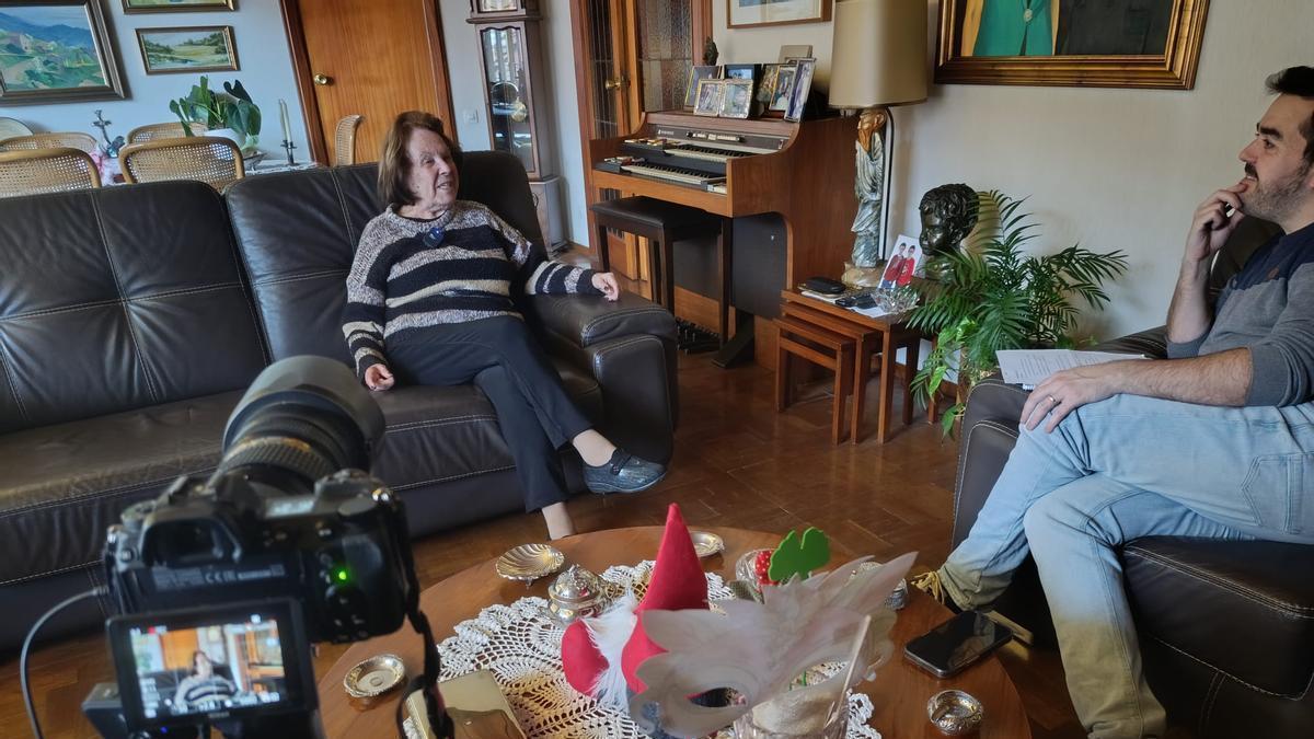 Dani Perona entrevistant a Neus Calonge Forés, una de les participants del documental