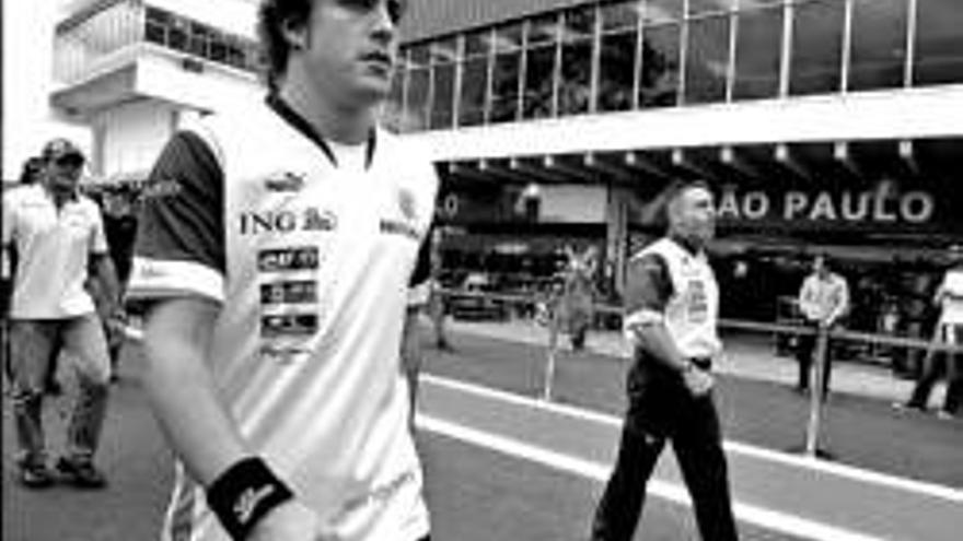 Alonso dice que quiere que gane &quot;cualquier equipo menos McLaren&quot;