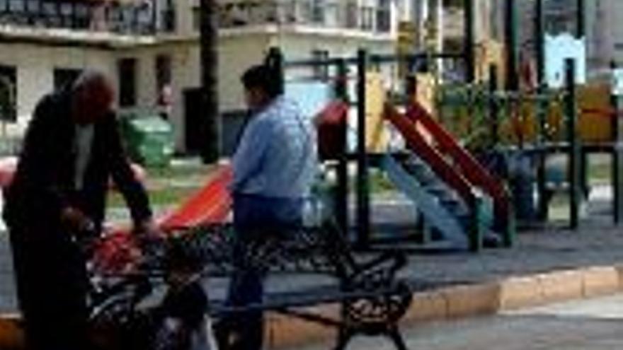 El ayuntamiento instala parques para los niños en seis barriadas