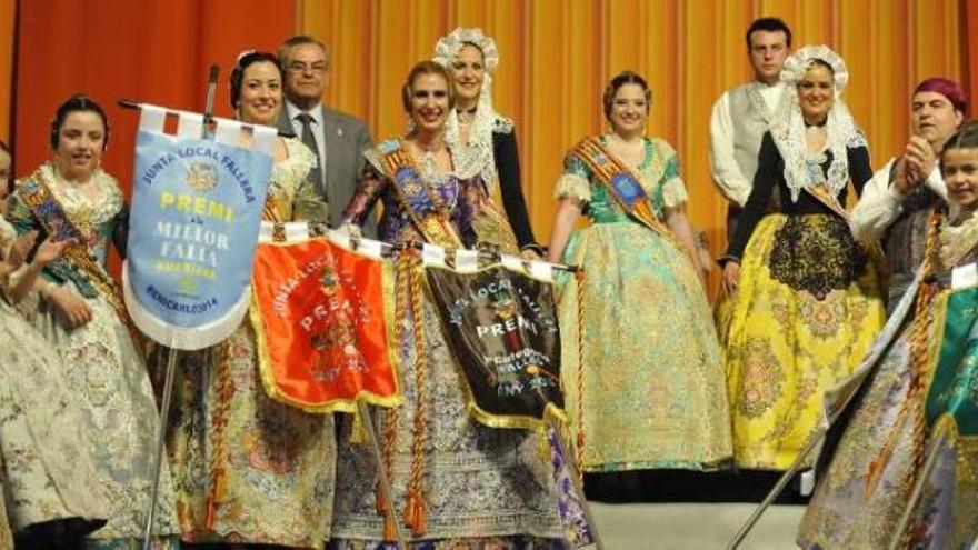 la llar fallera de burriana vibró con la entrega de premios en la que Don Bosco se coronó como la mejor falla de la primera categoría. En el casal, la alegría se desbordó. También subieron al escenario los representantes de Sant Josep, para recoger el banderín que acreditaba a su monumento como el mejor de la categoría más importante a nivel infantil. La fallera de esta misma comisión no pudo ocultar su alegría al recoger el segundo premio para su monumento. f reportaje fotográfico: acf/levante-emv