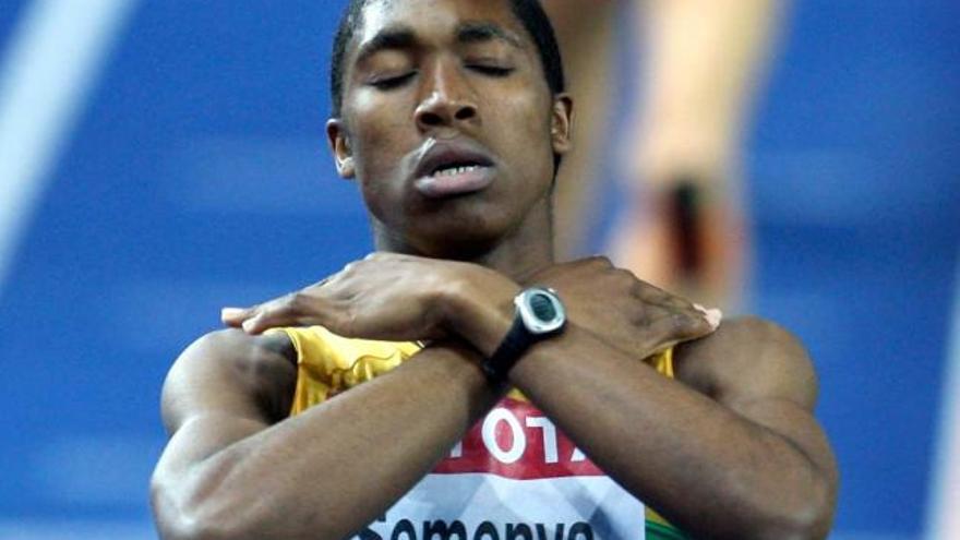 La surafricana Caster Semenya descansa antes de la final.