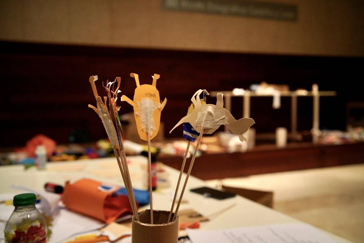 asistentes al taller de teatro lambe-lambe enmarcado dentro de las actividades del Festival Mamut5