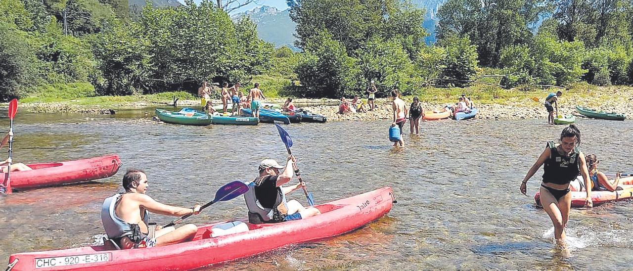 Turistas en el Sella, la semana pasada, a la altura de Toraño, donde se realizan paradas con las canoas. | M. V.