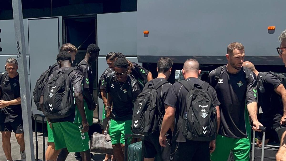 Pau López, en el aeropuerto de Sevilla antes de partir con el Betis para la pretemporada