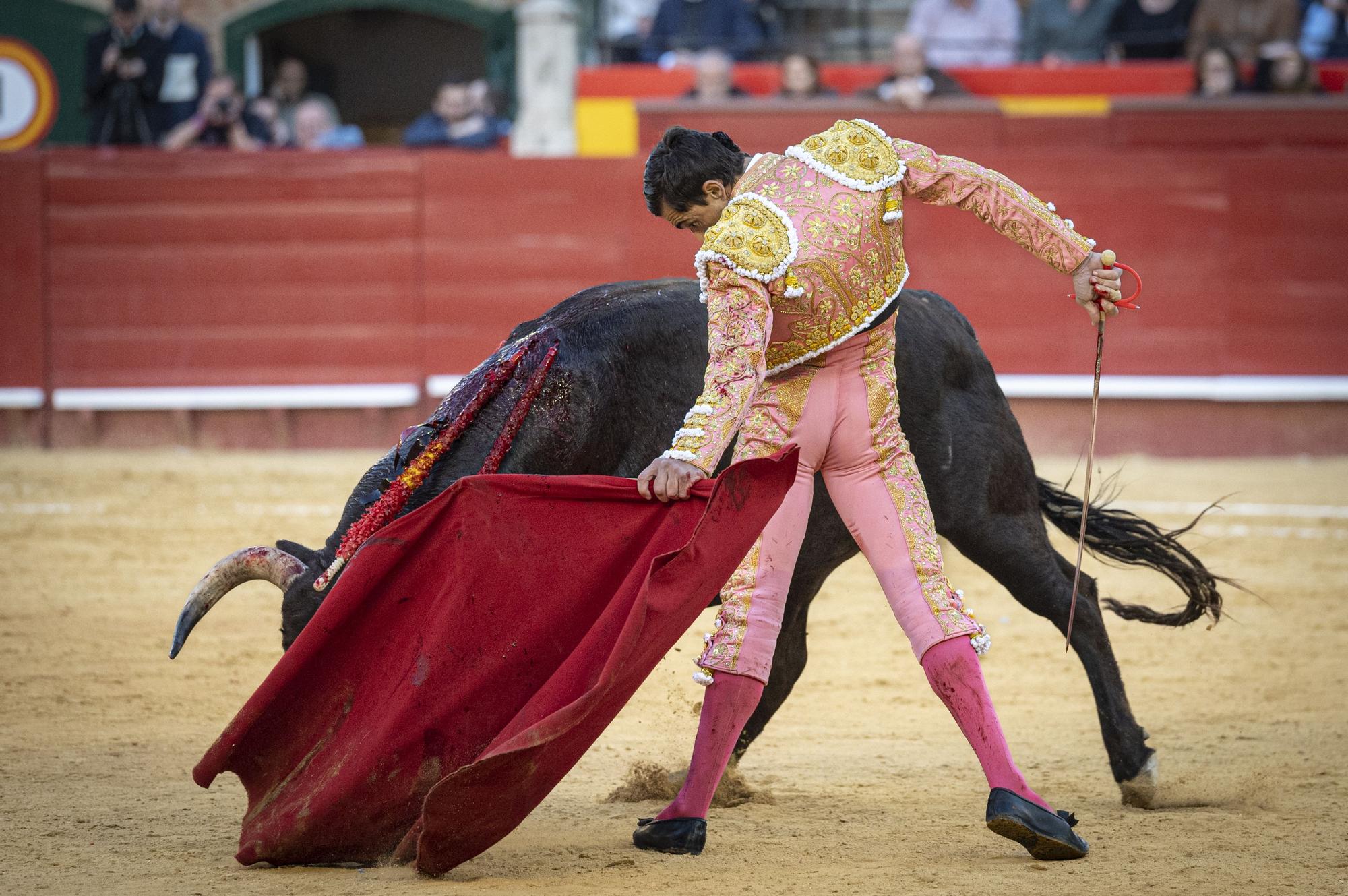 Paco Ureña y Francisco de Manuel pasea una oreja en la Feria de Fallas