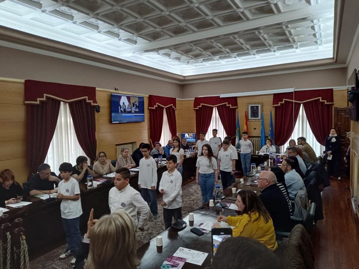 Alumnos del CEIP Benedicto Bembibre en el acto institucional del 8M en el salón de plenos del Ayuntamiento de Langreo