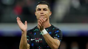 Cristiano aplaude al público en el último partido de Portugal.