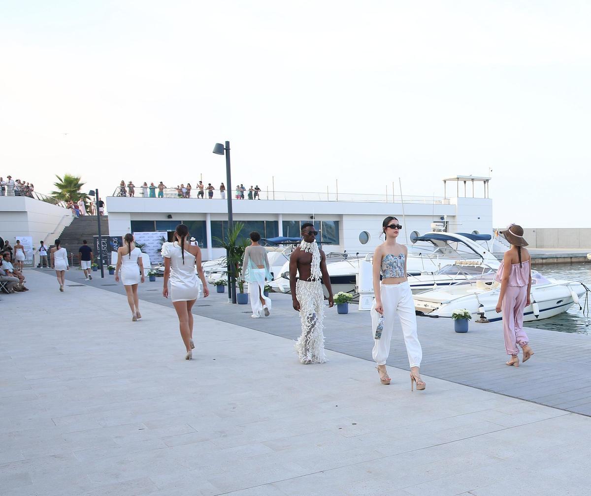 Un desfile en el Club Nàutic Port d'Aro, en Platja d'Aro, en la Costa Brava Fashion Week 2026.
