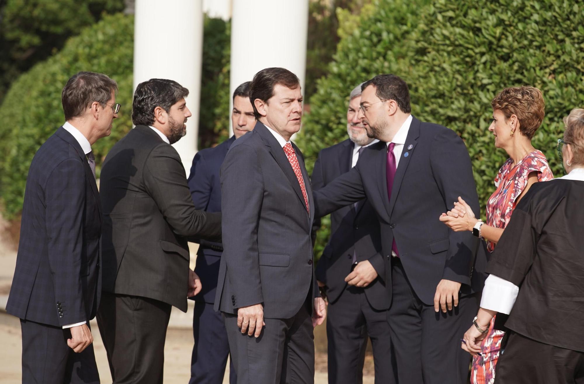 GALERÍA: La llegada del presidente Fernández Mañueco a la Conferencia de Presidentes, en imágenes
