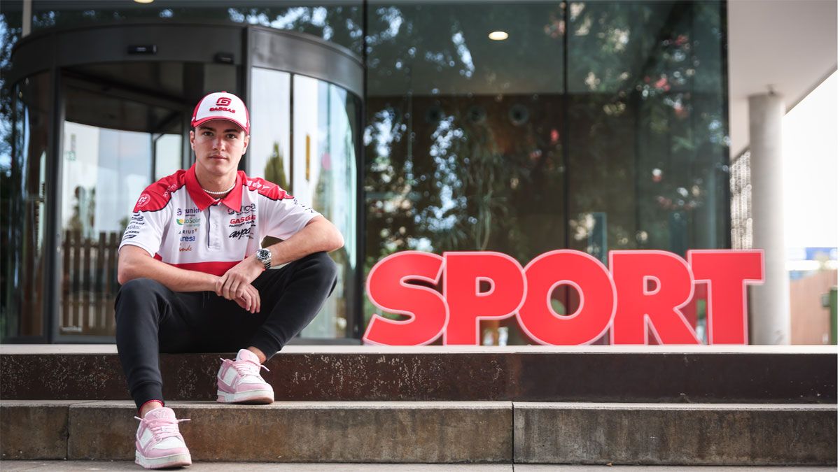 Izan Guevara, campeón del mundo de Moto3 a sus 18 años, ha visitado la redacción de SPORT a su llegada de Malasia