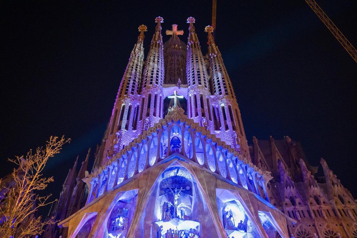 Representación de La Pasión de Cristo en la fachada de la Passió de la Sagrada Familia, durante la Semana Santa