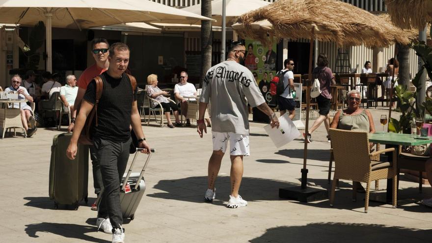 Los inspectores debe advertir si los turistas que pasean por la calle con maletas acude a un alojamiento ilegal sin licencia.