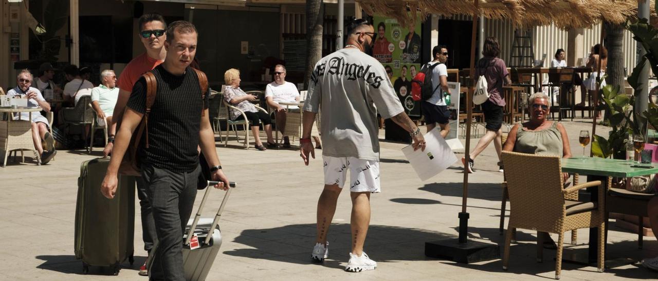 Los inspectores debe advertir si los turistas que pasean por la calle con maletas acude a un alojamiento ilegal sin licencia.