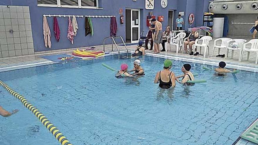 Usuarios de la residencia visitaron la piscina municipal.