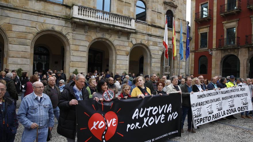 En imágenes: Así fue la protesta en la Plaza Mayor contra el vial de Jove