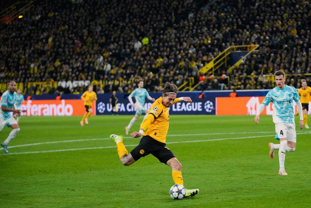Dortmund's Fabio Silva shoots a ball during the Champions League opening phase soccer match between Borussia Dortmund and Bodo/Glimt in Dortmund, Germany, Wednesday, Dec. 10, 2025. (AP Photo/Ebrahim Noroozi)