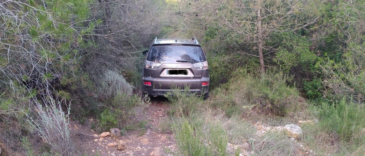 El vehículo fue hallado en un sitio escondido por el monte.