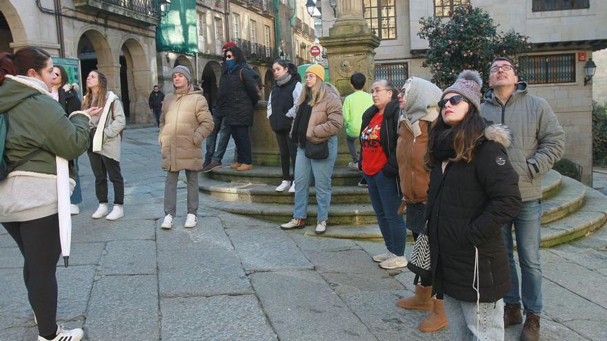 Un grupo de turistas atiende la explicación de la guía a las puertas de la catedral. |   // IÑAKI OSORIO