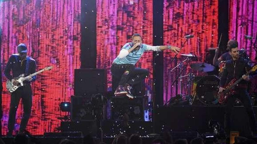 Chris Martin salta en un concierto de Coldplay. // T. Melville