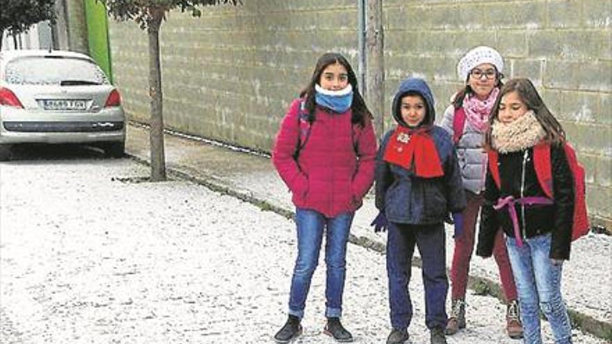 El temporal de frío deja en las calles de Monesterio los primeros copos de nieve