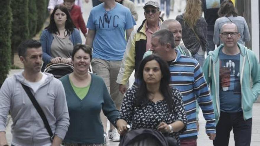 La gente se abrigó ayer tras la bajada del mercurio.