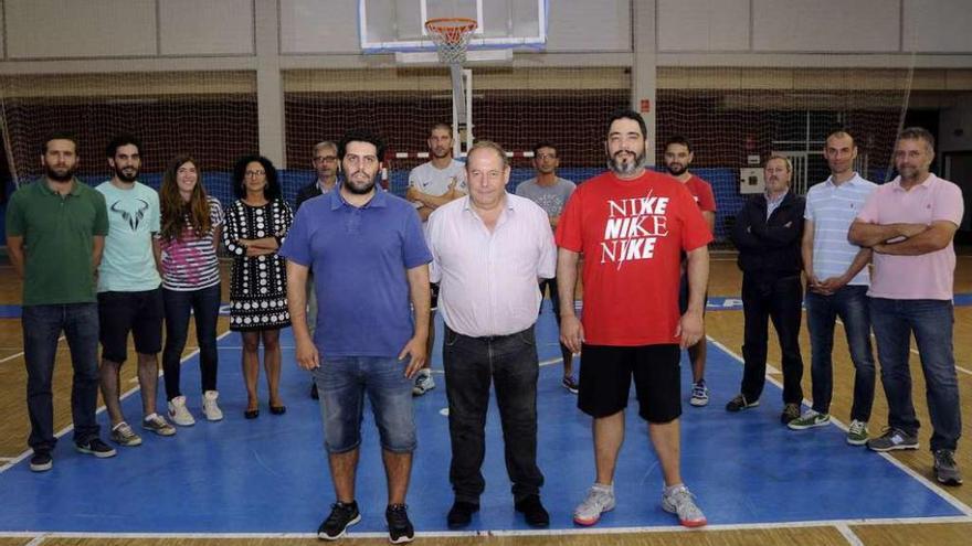 El primer y segundo entrenador, David y Pinone, junto a la renovada directiva del EDM. // Bernabé/Javi Lalín