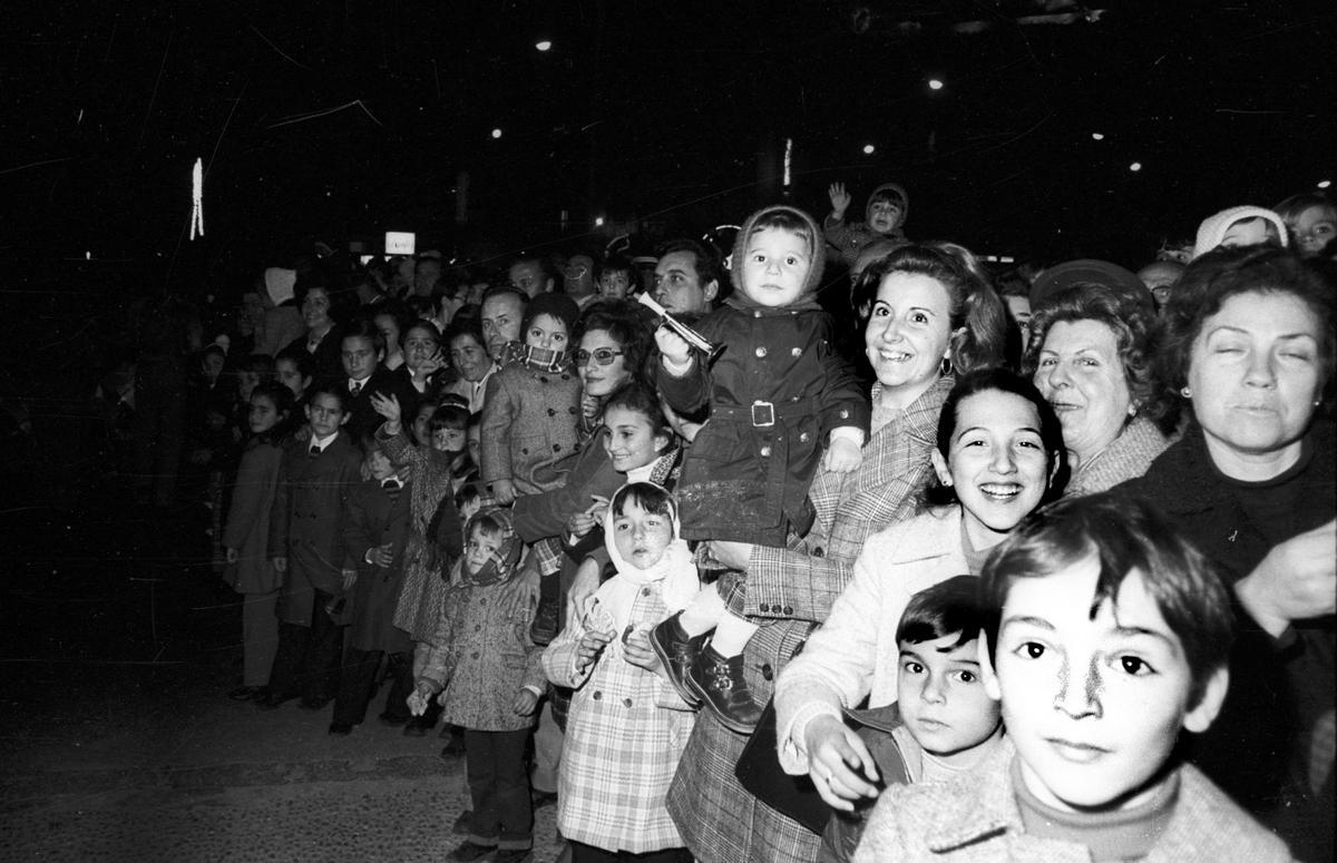 Niños entusiasmados en el Cabalgata de Reyes de Alicante de 1973.
