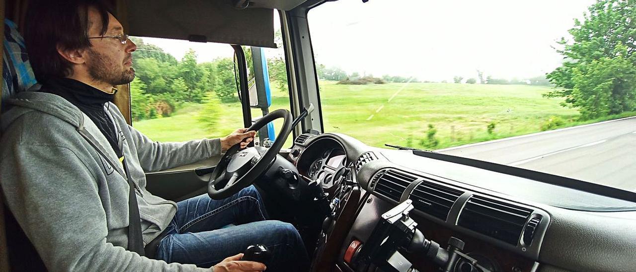 Juan Carlos Berdasco Ramírez, “Guanchi”, ayer, al volante de su cuba de leche en dirección a Tineo.