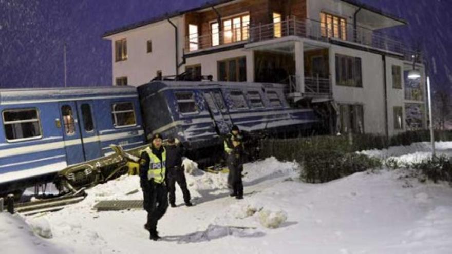 Roba un tren de cercanías y lo empotra contra un edificio