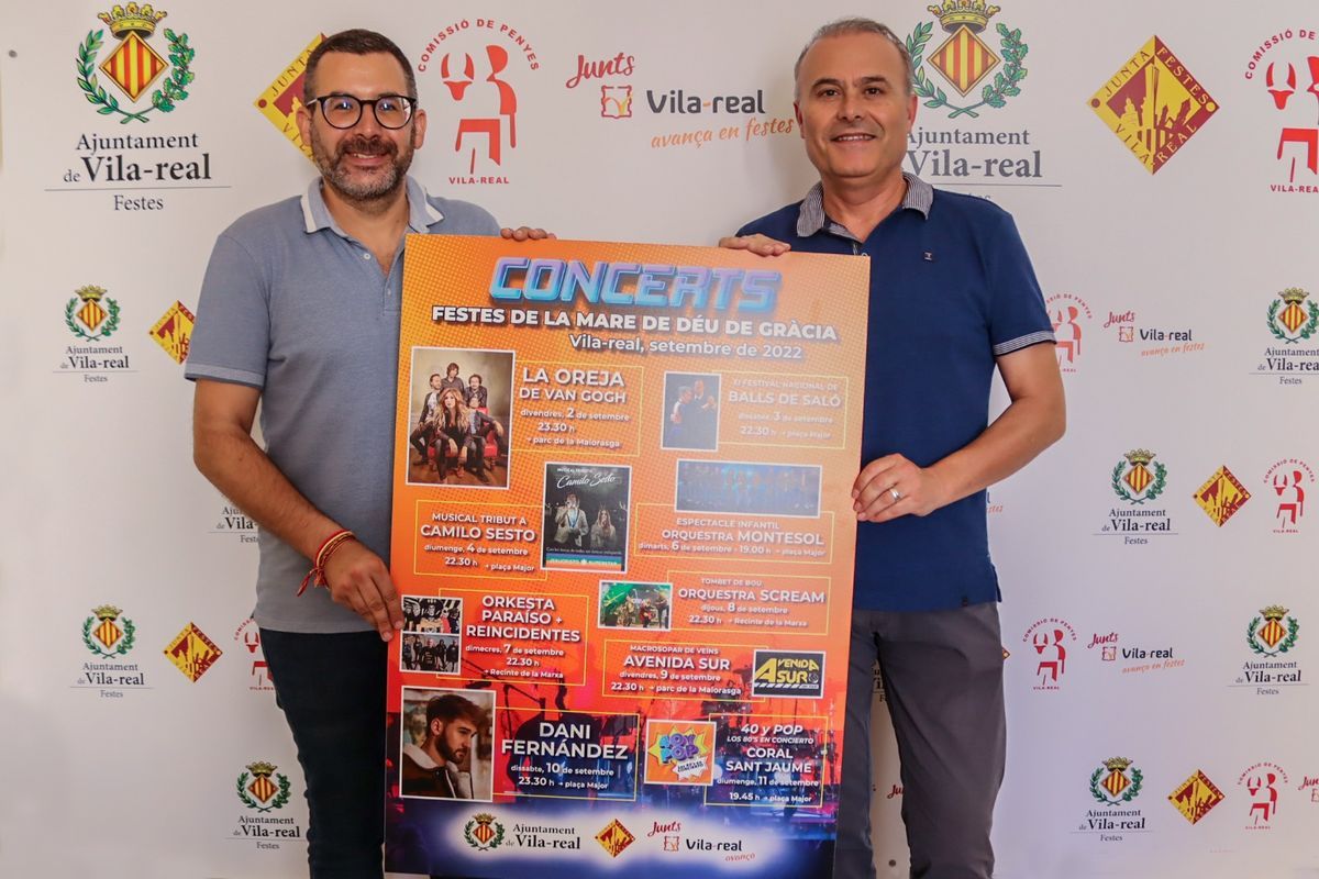 El concejal de Fiestas de Vila-real, Diego Vila; y el presidente de la Junta de Festes, Toni Carmona, muestran el cartel de los eventos musicales de las próximas fiestas de la Mare de Déu de Gràcia.