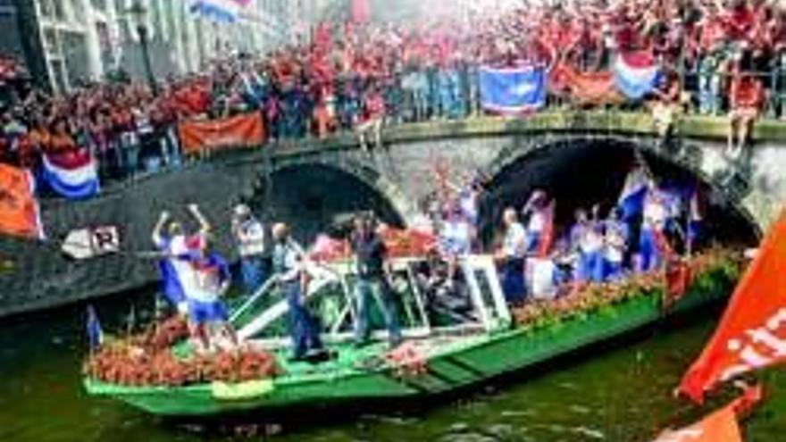 Holanda recupera la sonrisa con el recibimiento de sus hinchas