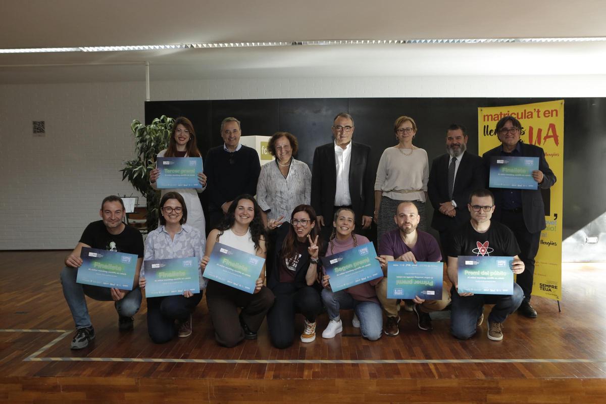 Imagen de grupo de los  finalistas y el jurado.