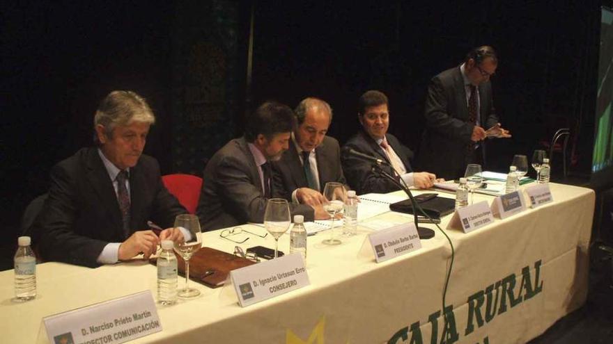 Obdulio Barba y Cipriano García (centro) cambian impresiones antes del inicio de la junta preparatoria. Foto
