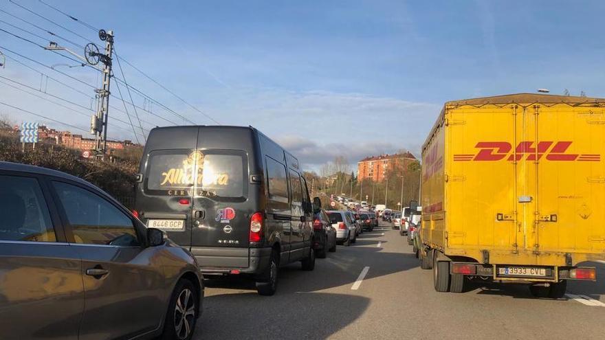 Más de media hora de atasco a la entrada de Oviedo por la avenida Castilla