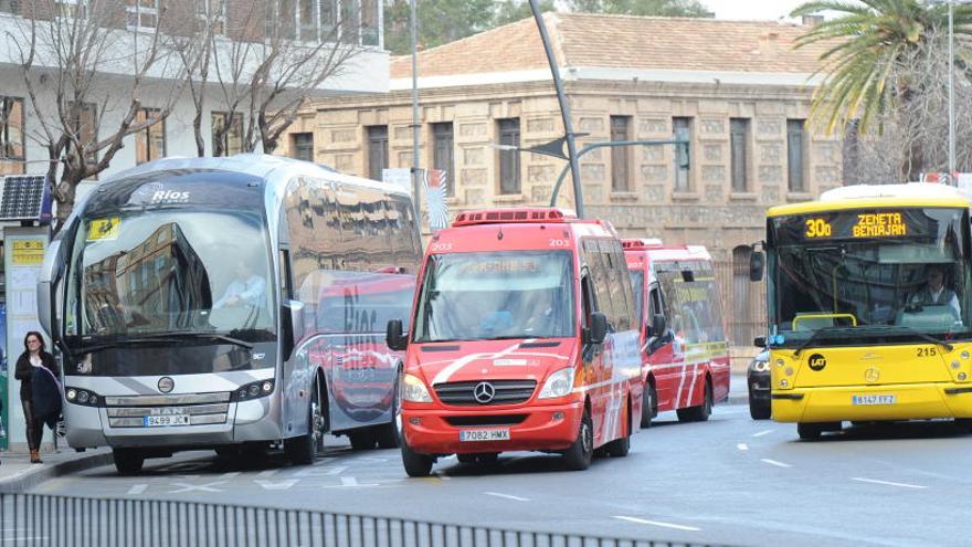 El nuevo modelo de transporte pretender reorganizar los recorridos de los autobuses urbanos (&#039;coloraos) y los interurbanos (LAT).