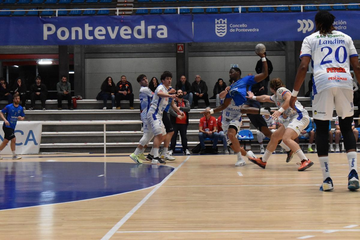 Hélio Pina, del Confía Base Oviedo, rodeado de jugadores del Cisne