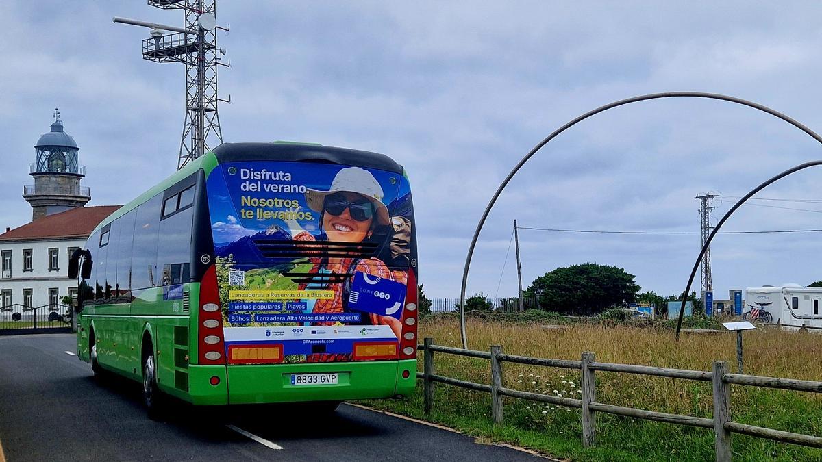 Autobús en el cabo Peñas.