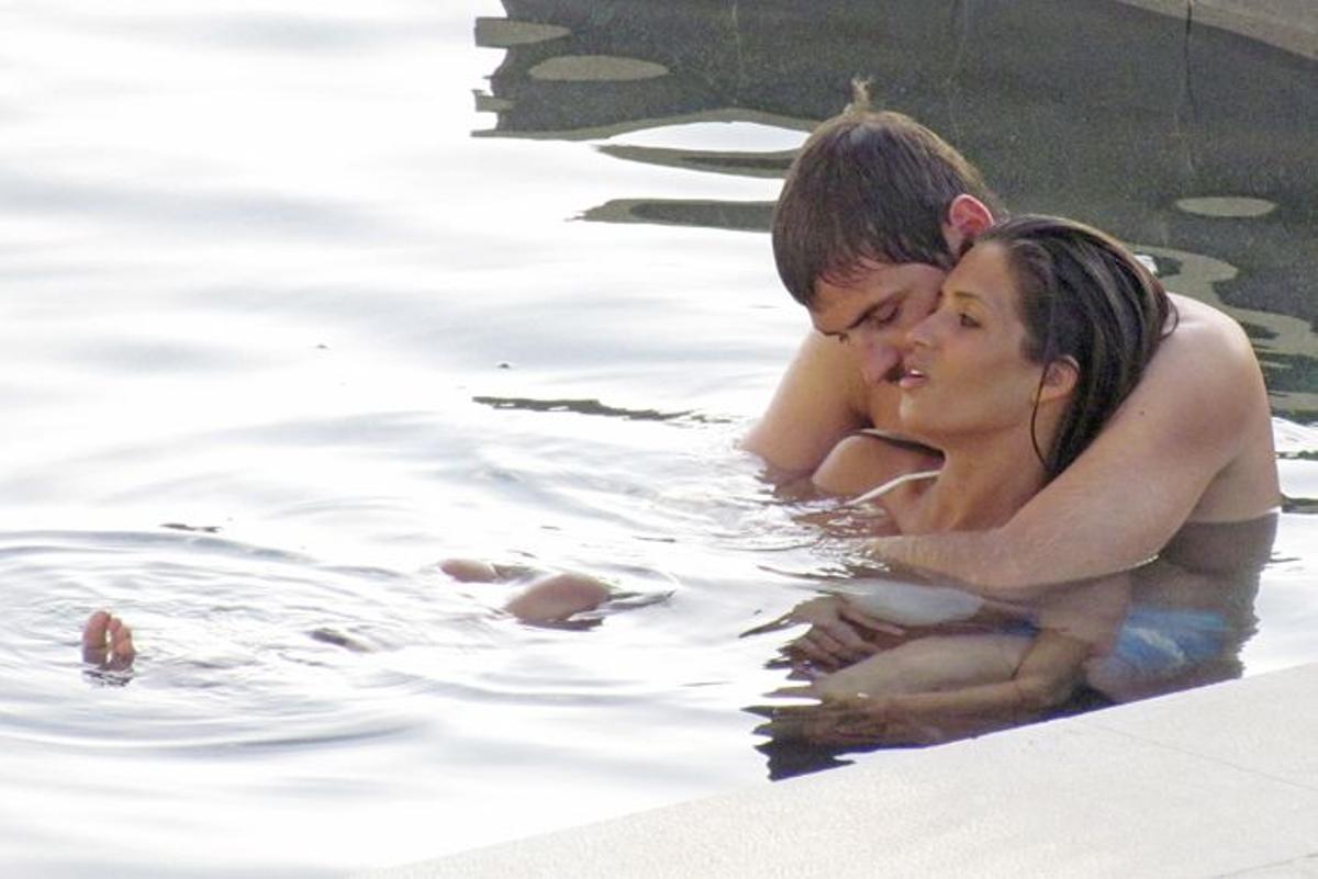 Los besos de Iker Casillas y Sara Carbonero: en el agua