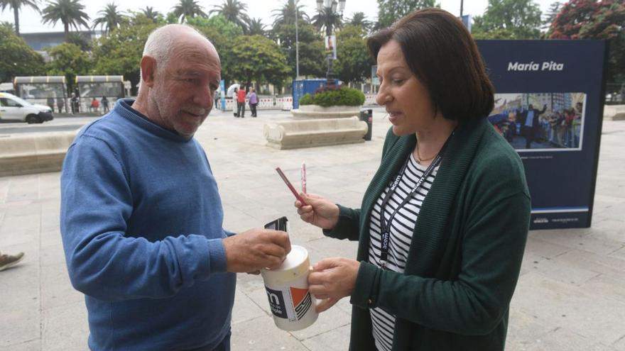 Coruñeses con esclerosis múltiple salen a la calle en su Día mundial | CARLOS PARDELLAS