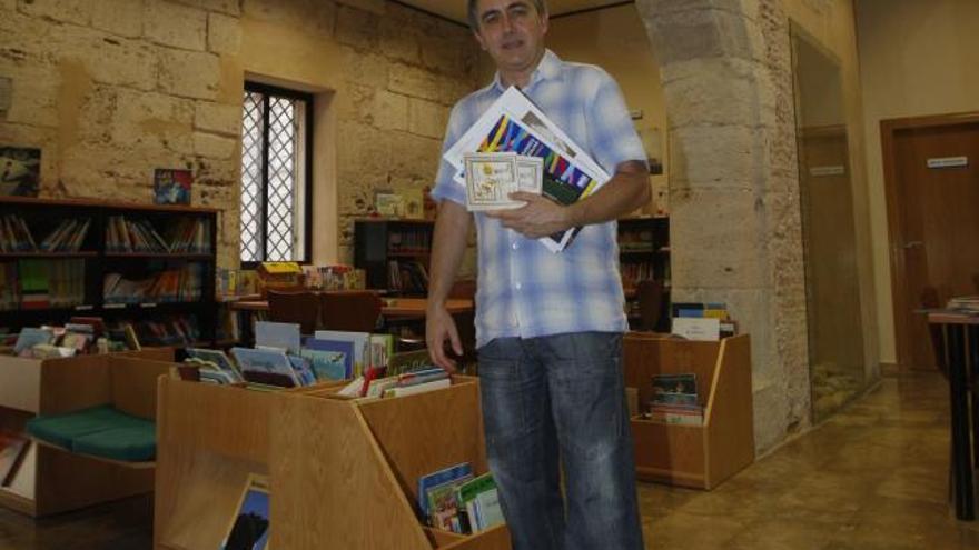 Joan Bautista Boïls, en la biblioteca de Guadassuar.