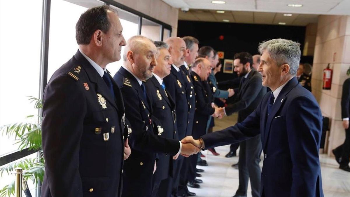 Grande-Marlaska saluda a los mandos policiales a su llegada al acto del 196 aniversario de la Policía Nacional.