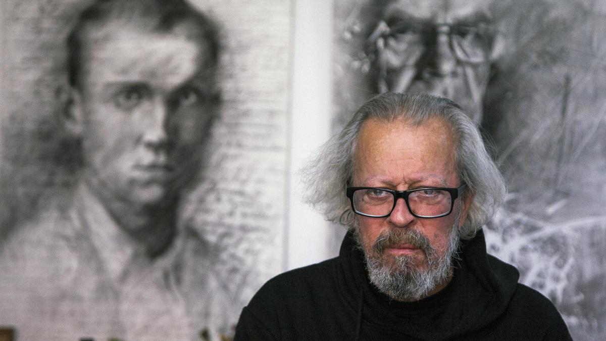 Carlos Merchán posa en su estudio de Alcoi delante de dibujos de Miguel Hernández y Camilo José Cela.