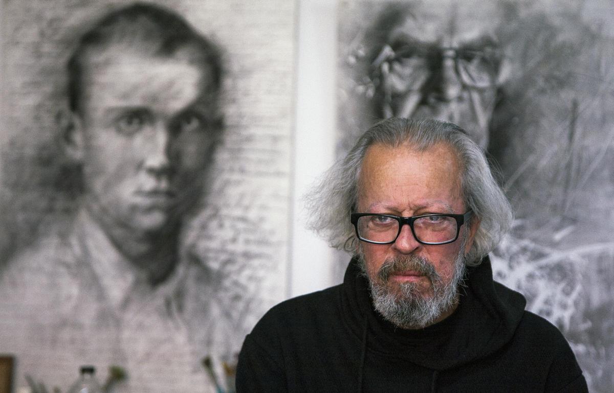 Carlos Merchán posa en su estudio de Alcoi delante de dibujos de Miguel Hernández y Camilo José Cela.