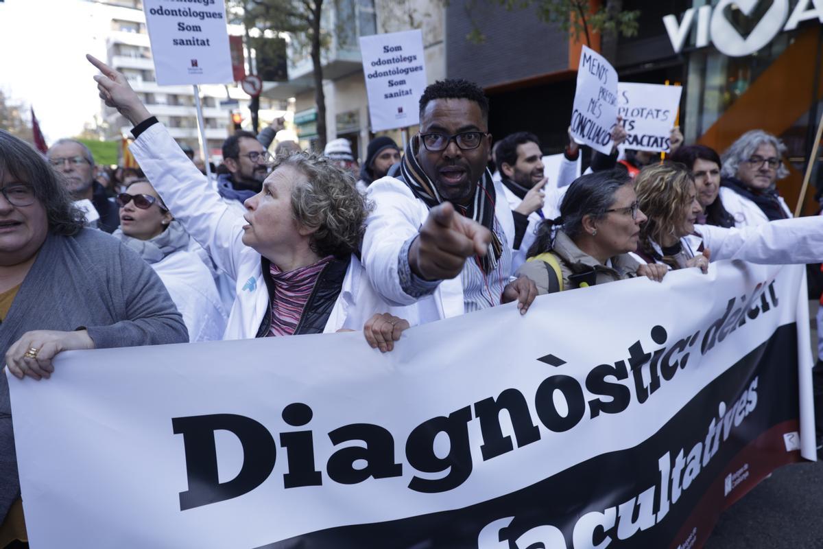 Los sanitarios se han manifestado desde el Departament de Salut hasta la estación de Sants en defensa de la sanidad pública durante el primer día de la huelga de médicos.