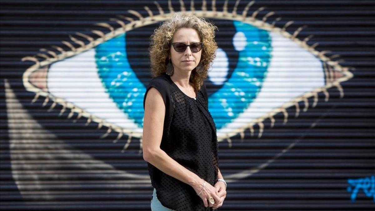 Ester Quintana posa en los alrededores de la Rambla Prim de Barcelona, en septiembre del 2015.