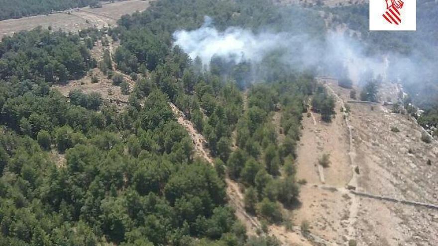 Controlan un incendio en una zona de matorral y pinar de Vilafranca