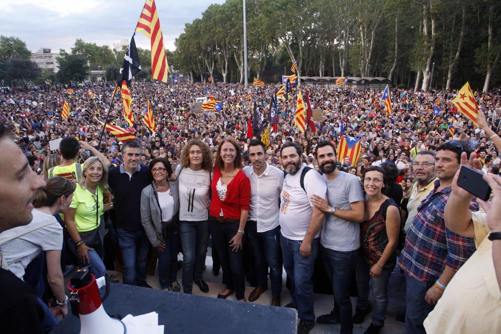 Manifestació històrica a Girona per rebutjar la violència policial l'1-O