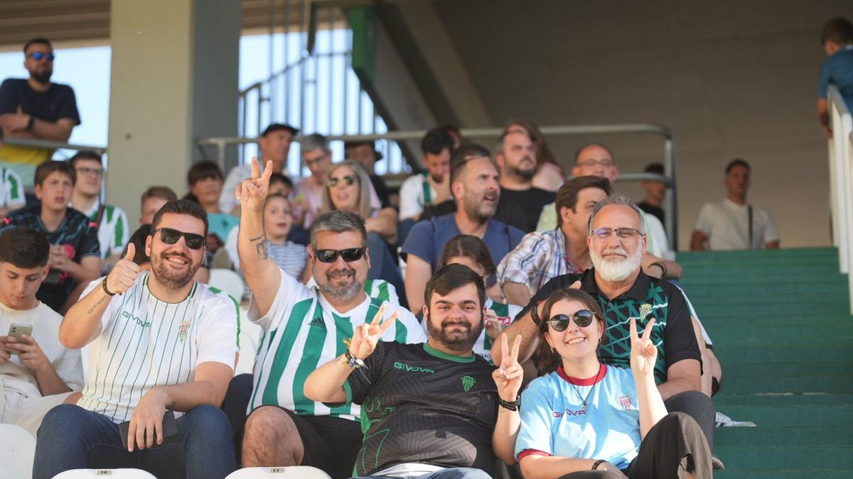 Aficionados del Córdoba CF en El Arcángel, este sábado.