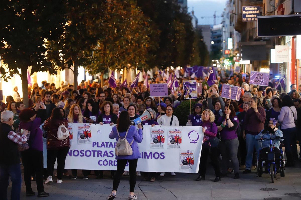 La manifestación del 8M recorre las calles de Córdoba